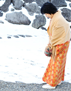 白石城の石垣脇で雪を踏みしめる畠中 恵さん